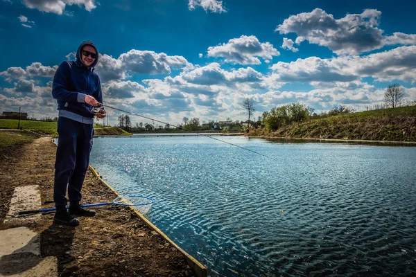 Молодий Чоловік Риболовля Біля Озера — стокове фото