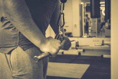 Spor salonunda vücut geliştirmeci