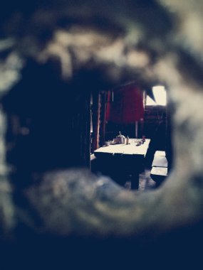 bir delikten noktalama