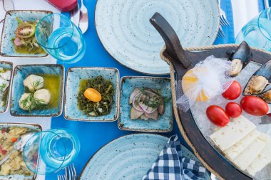 Bir balık restoranında farklı iştah açıcı atıştırmalıklar