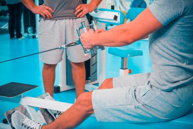 Spor salonunda vücut geliştirmeci