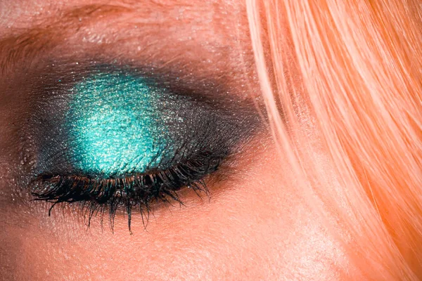 Eye makeup with green shadows — Stock Photo, Image