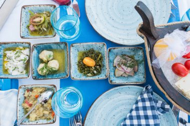 Bir balık restoranında farklı iştah açıcı atıştırmalıklar