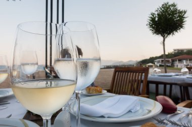 Denizde güzel bir restoranda akşam yemeği
