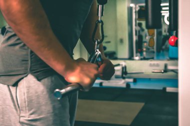 Spor salonunda vücut geliştirmeci
