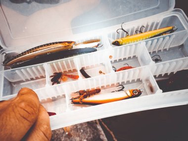 bir kutuiçinde balık için yem