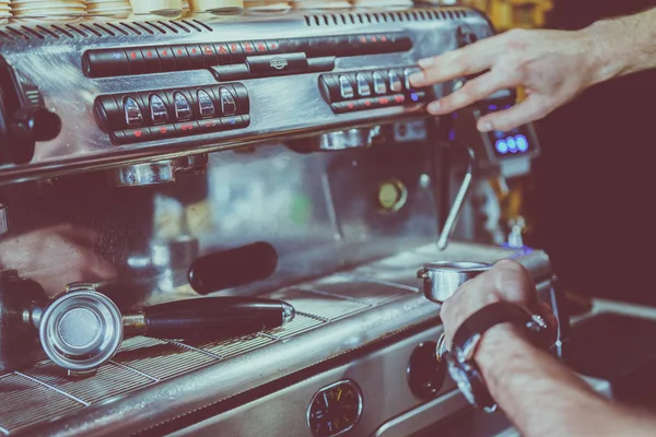 Barman prepara il caffè in una macchina da caffè — Foto Stock