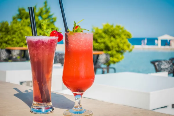 Cocktails no bar do resort à beira-mar — Fotografia de Stock