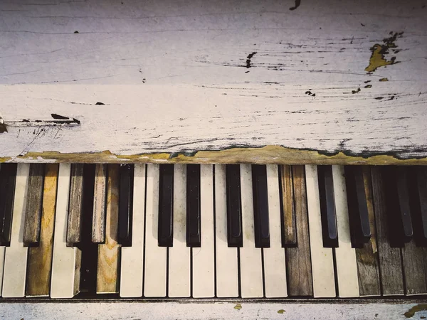 Клавиши старого пианино — стоковое фото