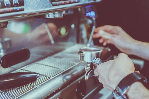 バーマンは、コーヒー マシンでコーヒーを準備します。 — ストック写真