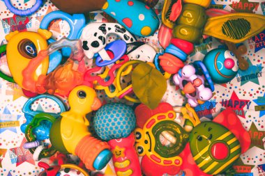 Çocukların oyuncakları çok renkli bir arka plan üzerinde