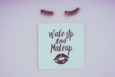 Pembe bir arka plan üzerinde çeşitli makyaj ürünleri