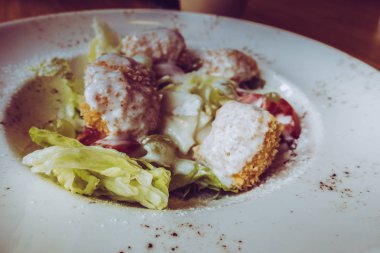 Kızarmış peynir ve sebze salatası