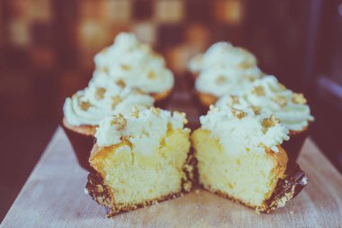 bir tepsi üzerinde pek çok güzel pastalar