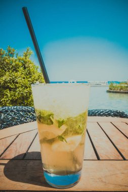 Mojito deniz arka plan üzerinde bir masada kokteyl