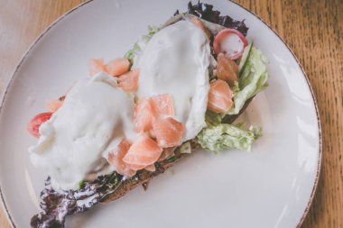 Ekmek te somon ile haşlanmış yumurta