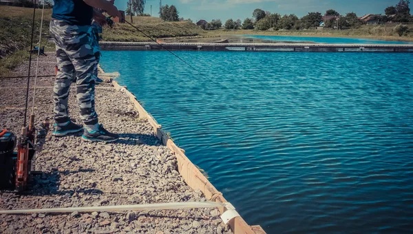 Pescador captura trucha arco iris del lago — Foto de Stock