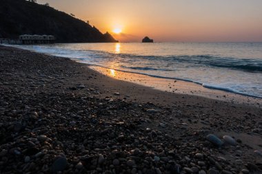 Gündoğumu kumsalda deniz