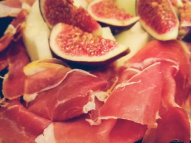 et ve incir bir plaka üzerinde parçalar