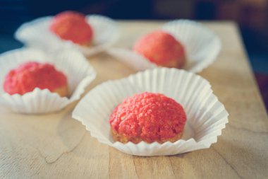 beyaz ambalaj pembe çerezleri