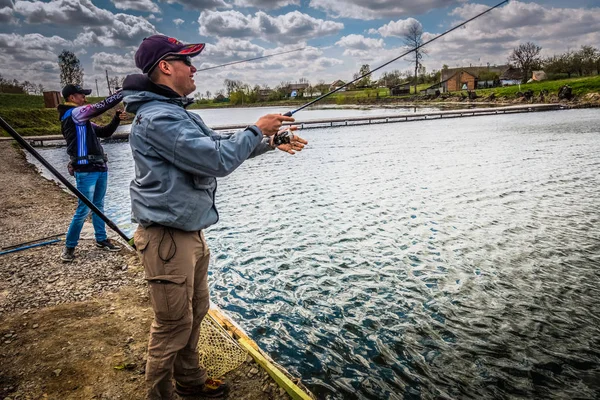 Vinnytsia Ucrânia Circa 2018 Grupo Amigos Pesca Por Lago — Fotografia de Stock