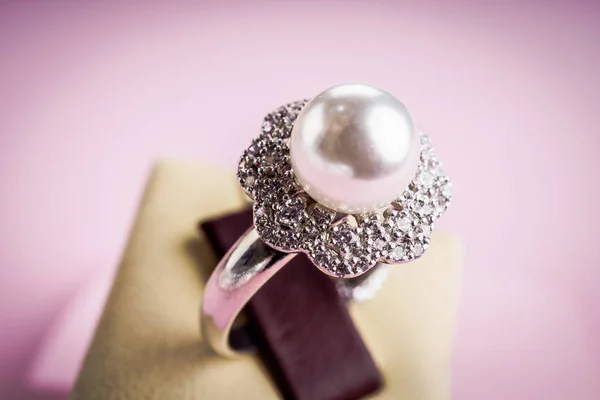 Vacker ring med stenar — Stockfoto