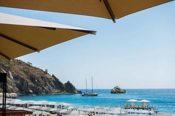 Schöne Terrasse mit Blick auf das Meer — Stockfoto