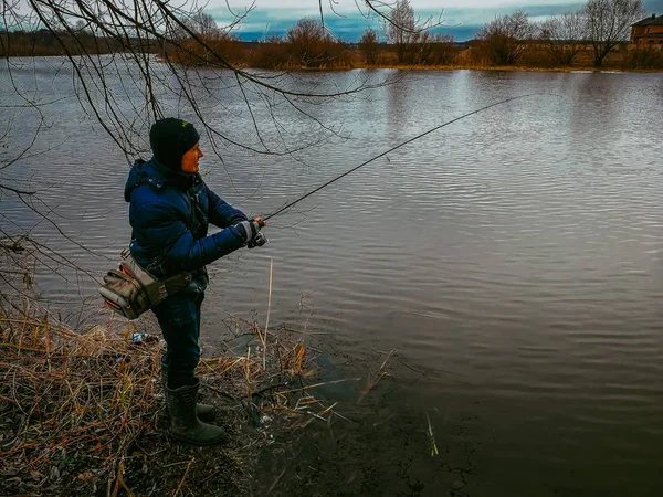 Joven Pescando Junto Lago — Foto de Stock