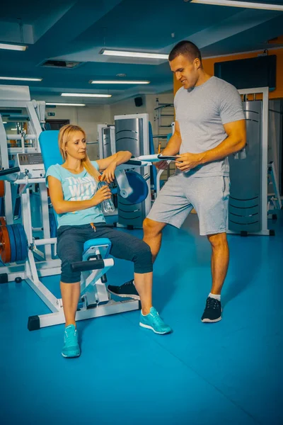 Persoonlijke training in de sportschool — Stockfoto