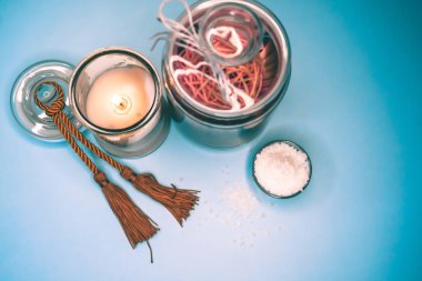 Arka plan spa kabukları mum ve tuz konu üzerinde