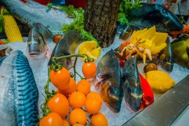 Restoranda açık büfe yemekler