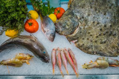 Deniz restoranda taze balık