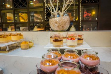 Restoranda açık büfe yemekler