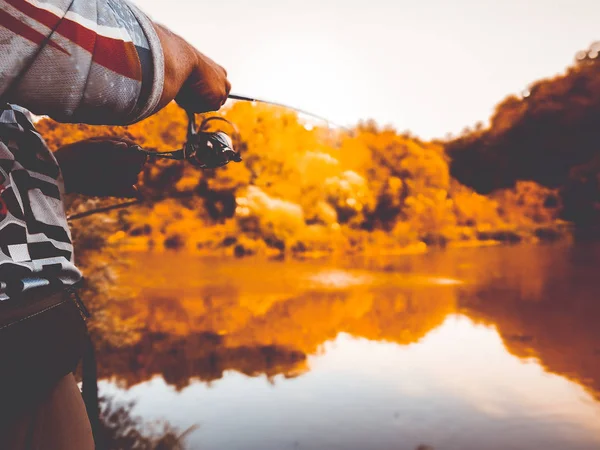 Jovem a pescar. bokeh, fundo borrado — Fotografia de Stock