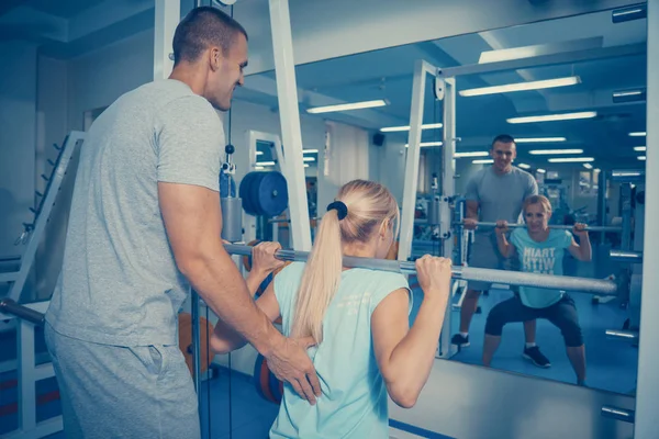 Persoonlijke training in de sportschool — Stockfoto