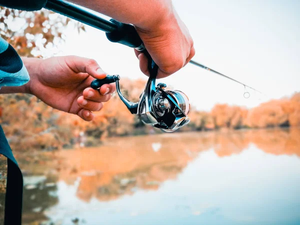 Giovanotto che pesca. bokeh, sfondo sfocato — Foto Stock