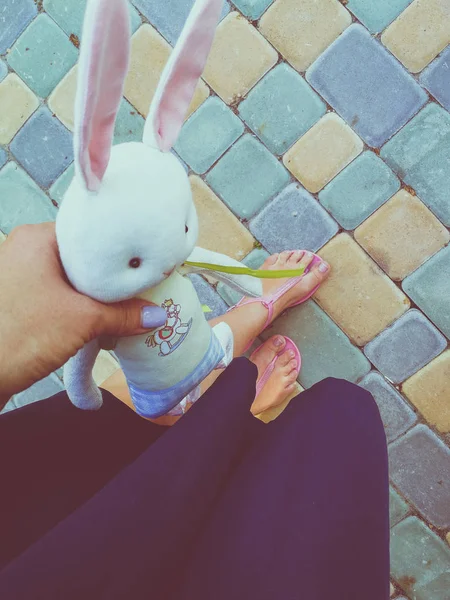 Zabawka króliczek w rękach Mama — Zdjęcie stockowe