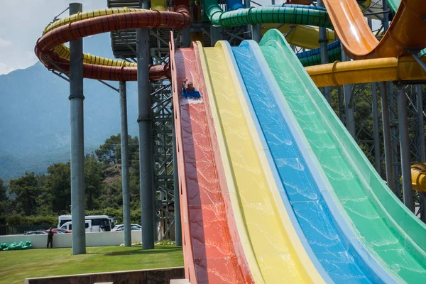 Der Junge fährt eine Rutsche im Wasserpark — Stockfoto