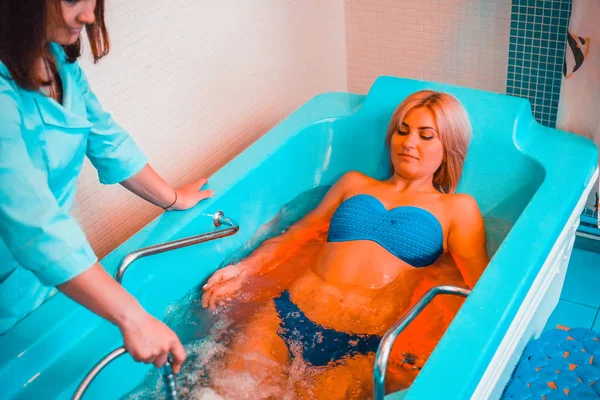 Femme Blonde Relaxante Dans Salon Spa Pendant Massage Sous Marin — Photo