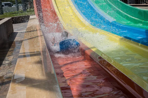 Pojken rider en bild i vattenparken — Stockfoto
