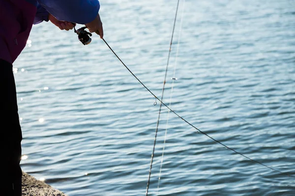 Форель риболовля на озері — стокове фото