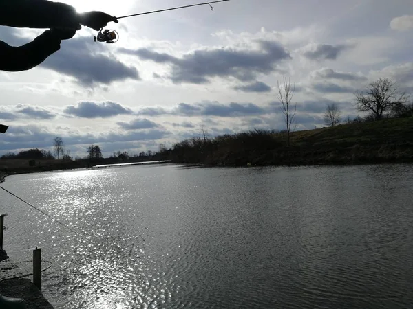Jeune Homme Pêche Par Lac — Photo