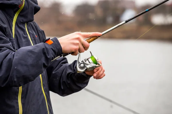 Gäddfiske på sjön. Fritidsfiske — Stockfoto