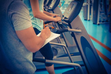 Eğitim koçu ve kızlar