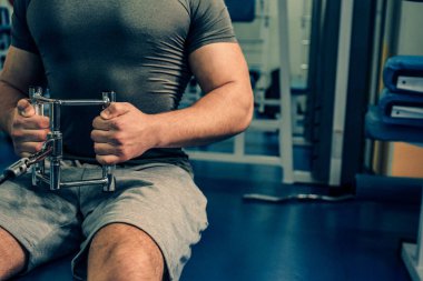 Spor salonunda vücut geliştirmeci