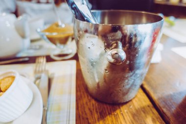 Bir tabak içinde domates çorbası