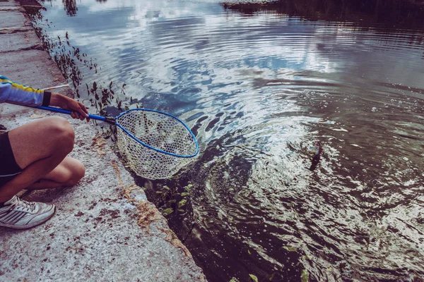 Rybaření pstruhů na jezeře — Stock fotografie