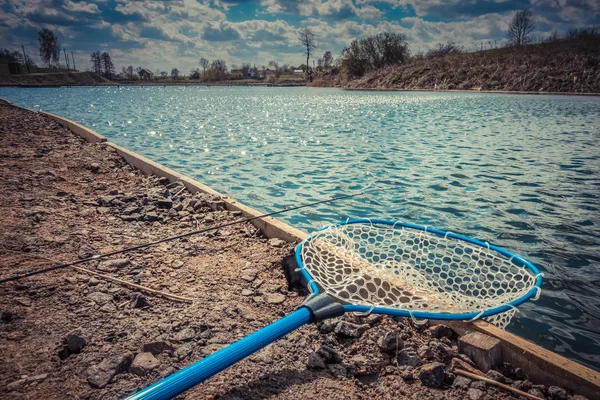 Рыбалка на озере — стоковое фото