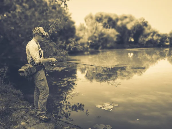 Giovanotto che pesca. bokeh, sfondo sfocato — Foto Stock