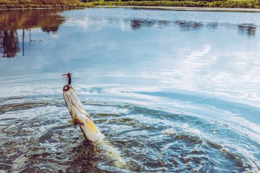 Gölde balık tutmak.